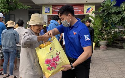 The Trade Union of Khanh Viet Corporation presents 1,000 gifts to its needy Trade Union members and people on the occasion of Lunar New Year