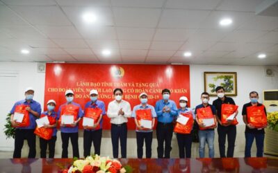 Leaders of Khanh Hoa province give presents to trade union members and employees affected by the covid-19 pandemic