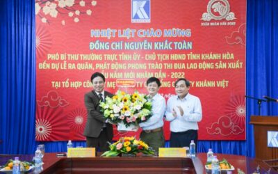 Leaders of Khanh Hoa province attend the ceremony to launch the production emulation movement in 2022 at Khanh Viet Corporation  