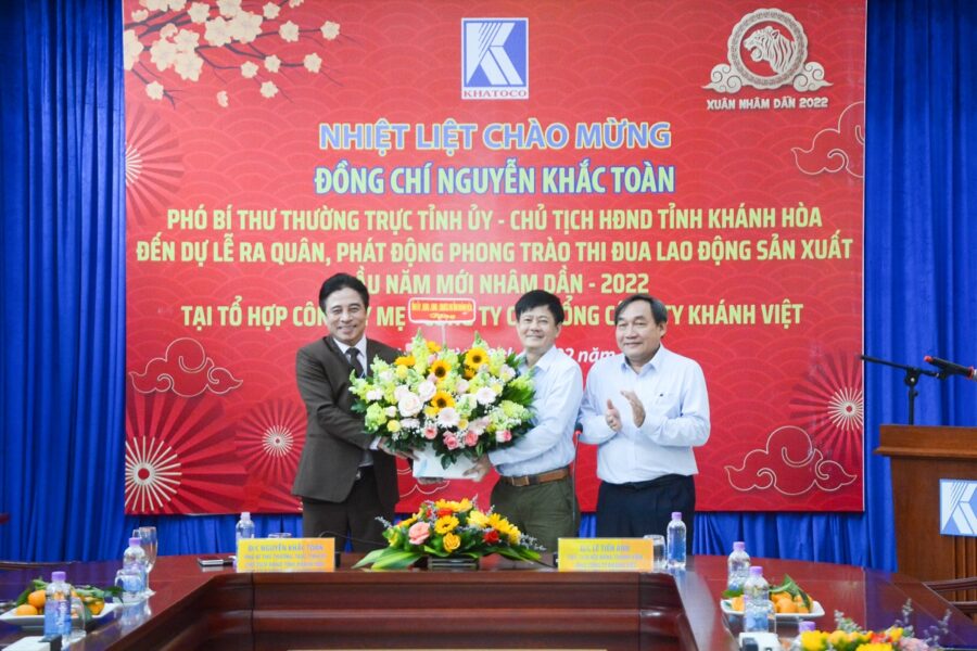 Leaders of Khanh Hoa province attend the ceremony to launch the ...